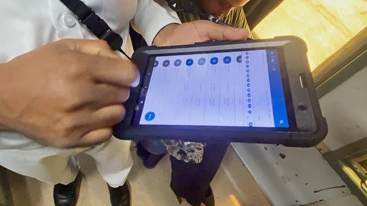 Group attacks ticket-checking staff, drag TTE into train