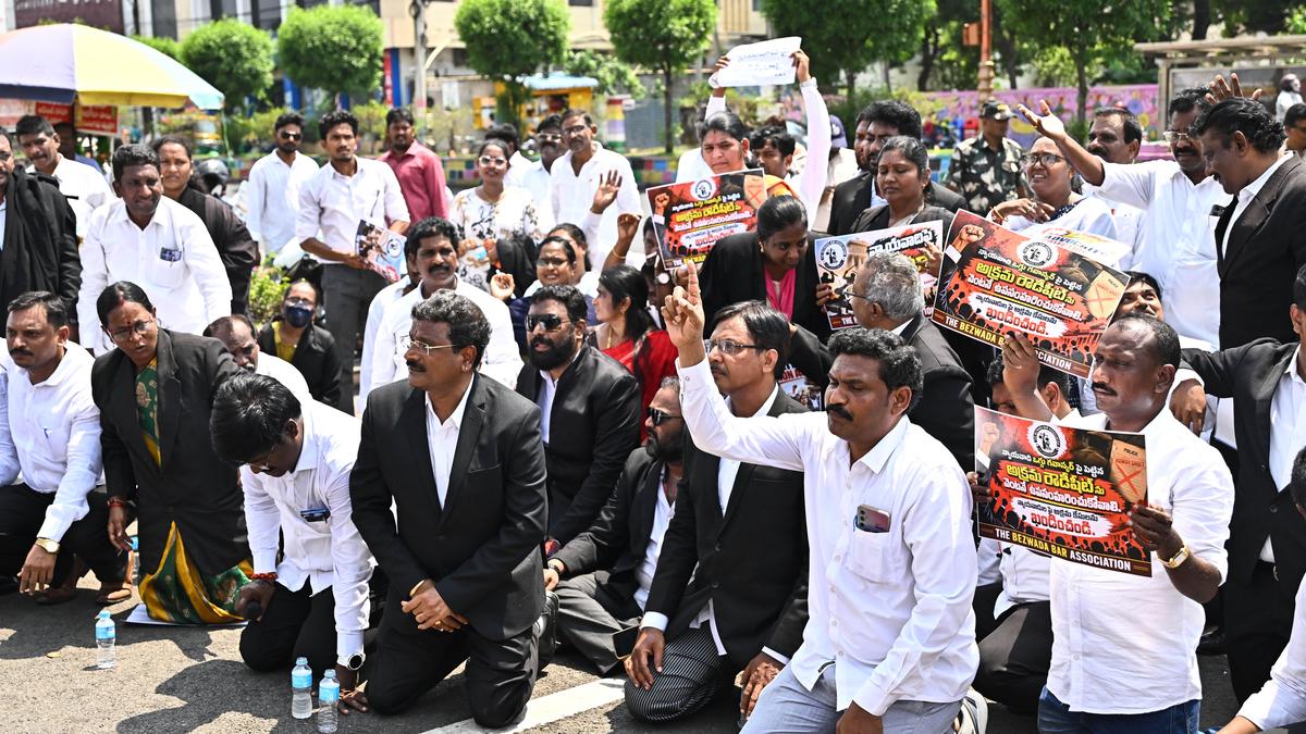 Lawyers’ body stages protest alleging police harassment