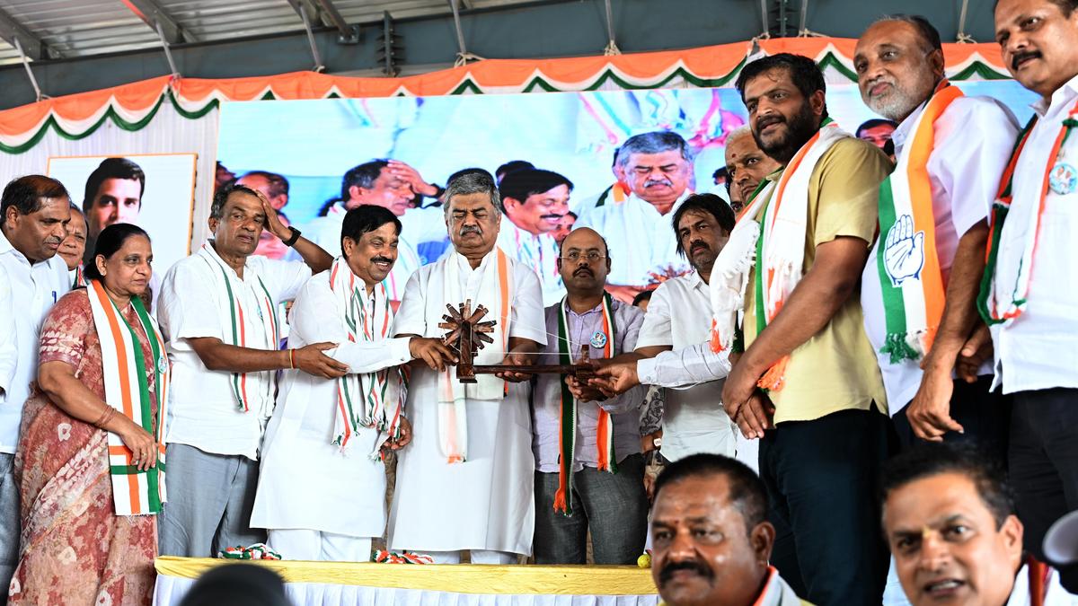 Cong. leaders take on Yediyurappa and sons, criticise EC for ‘deleting names’