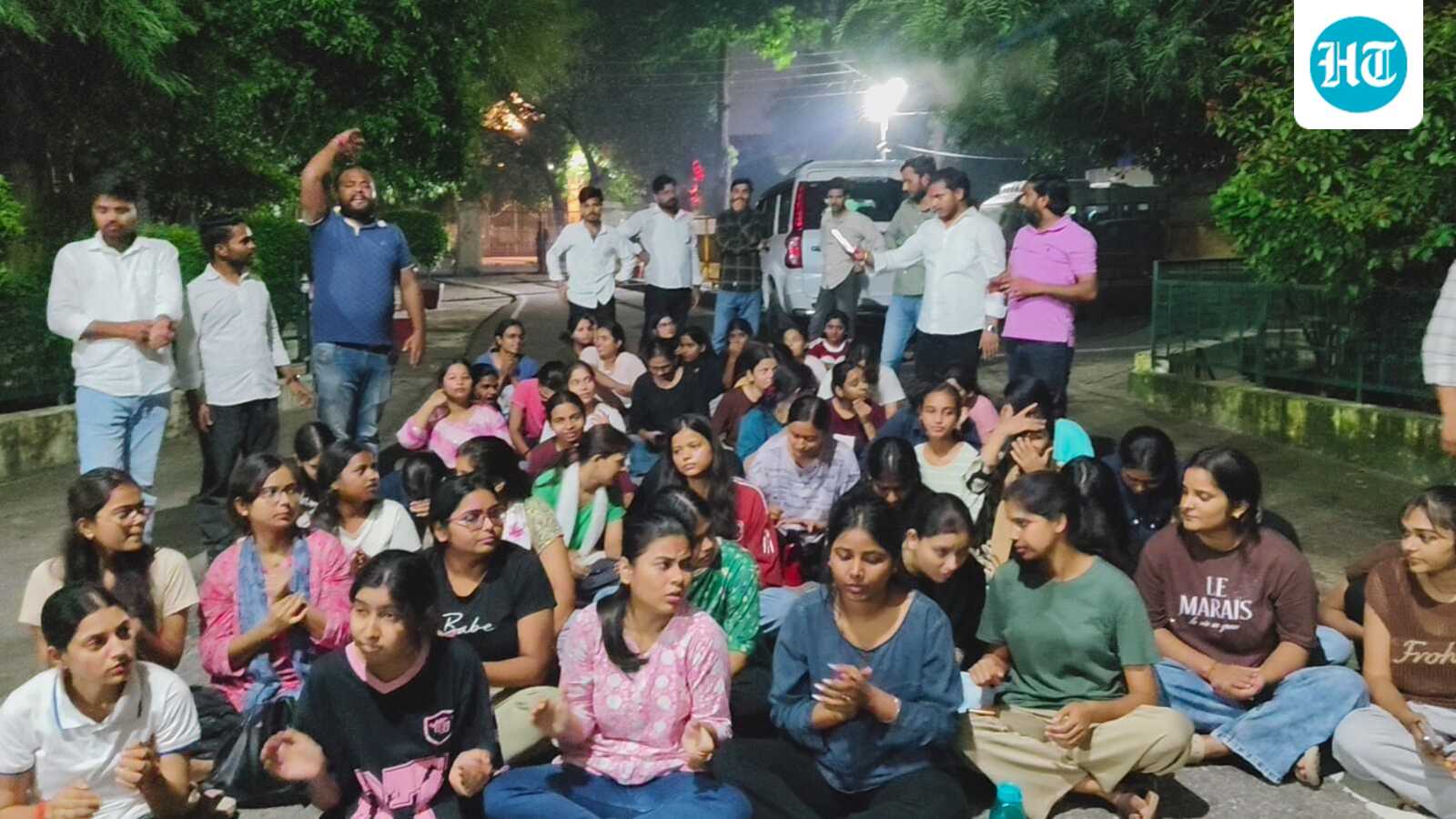 ‘Insects in food, dirty utensils’: LU hostellers gherao V-C’s office