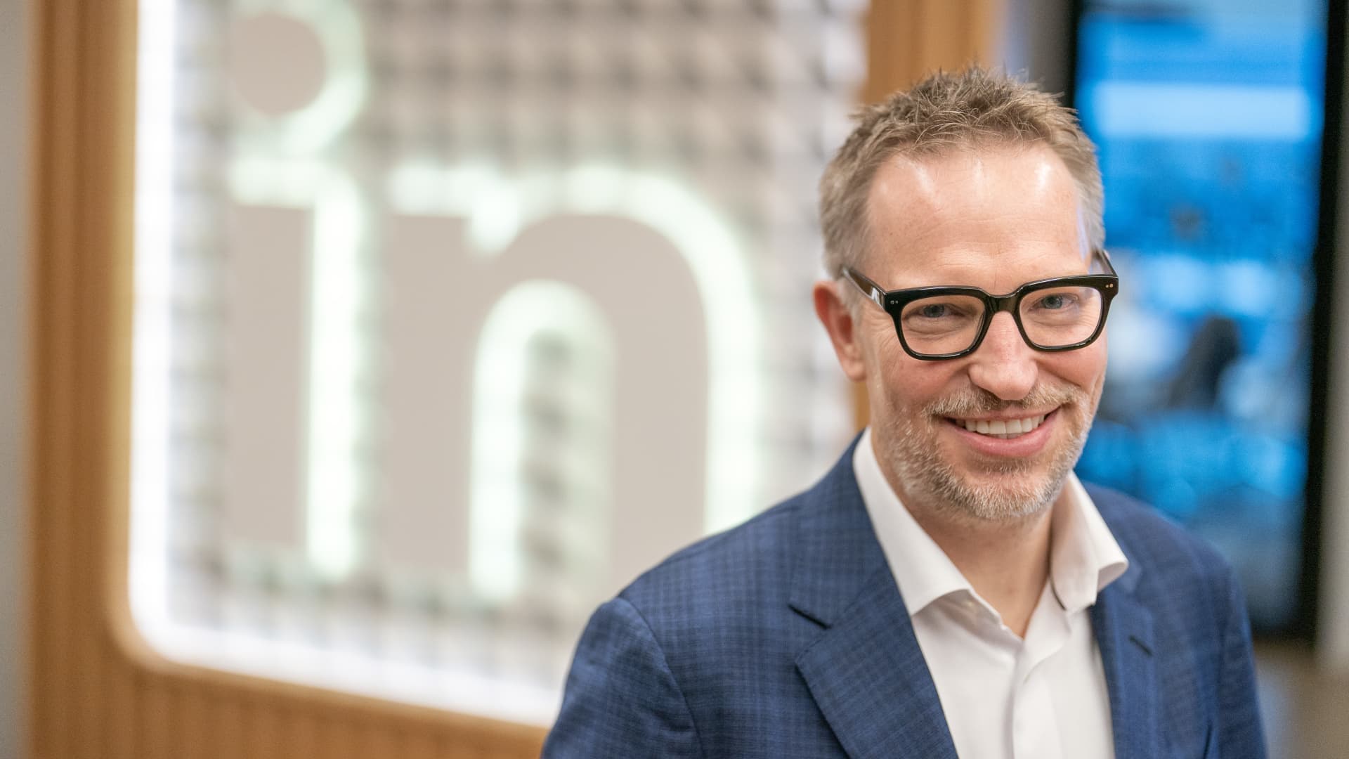 Former LinkedIn chief Roslansky to leave Microsoft, following other exec departures