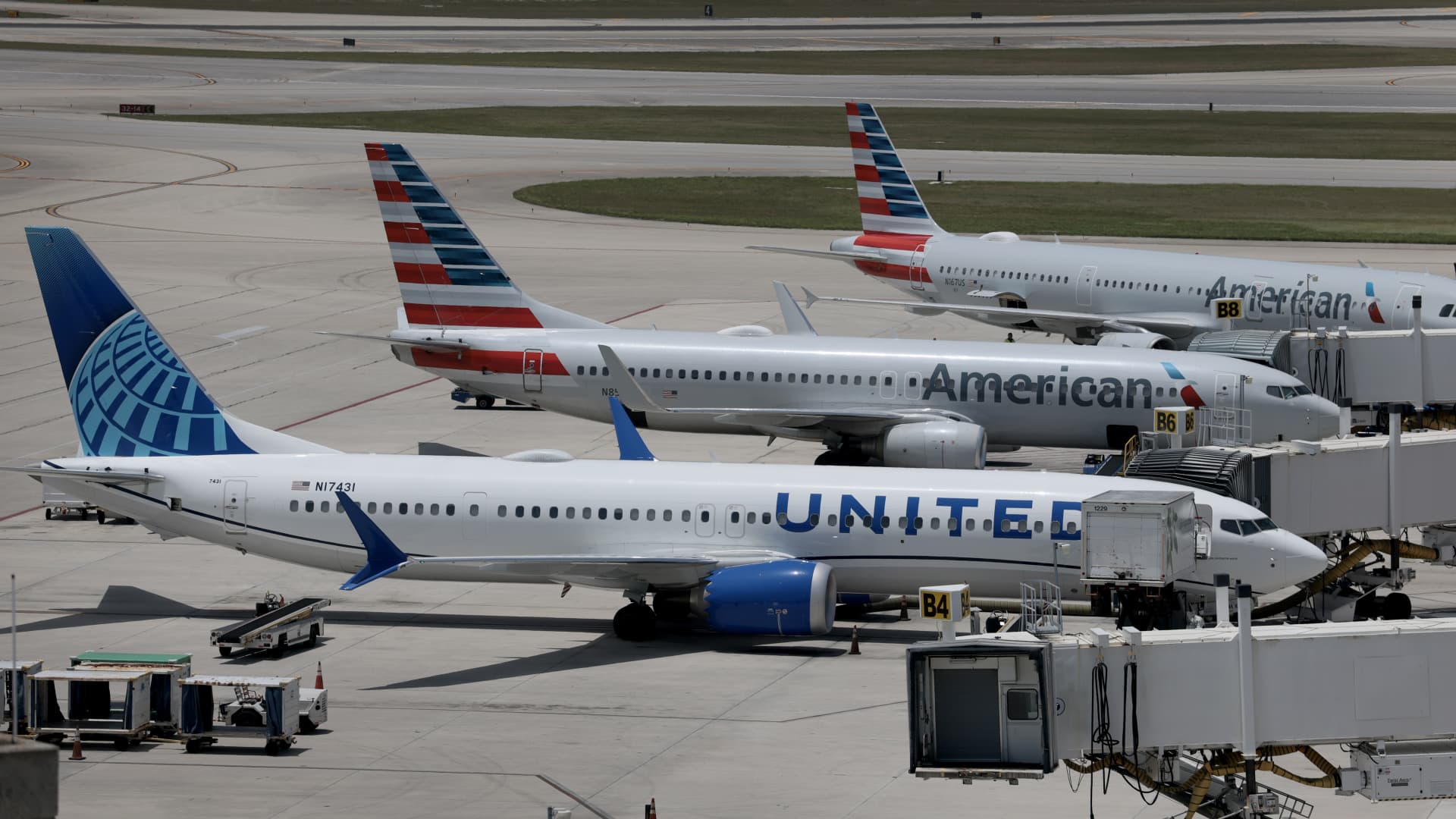 United Airlines gets aggressive in battle for top Delta, American flyers