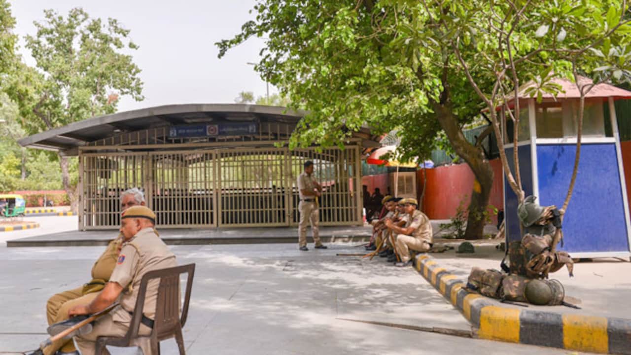 11 Delhi Metro Stations Shut Amid Jantar Mantar Protest Against Poll Body Chief Call