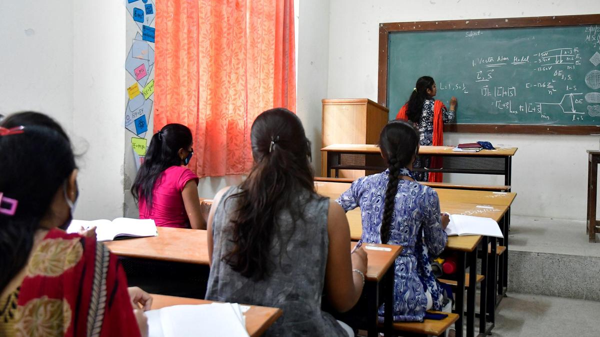 Remuneration dispute: About 100 Maharani Cluster University guest lecturers protest for a week