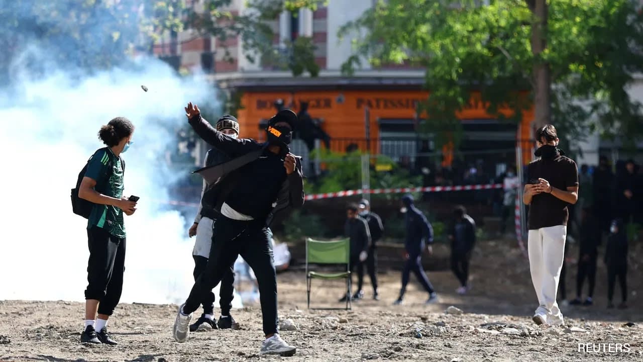 "Out Of Control": Paris Top Cop Urges Protesting Students To Be Peaceful