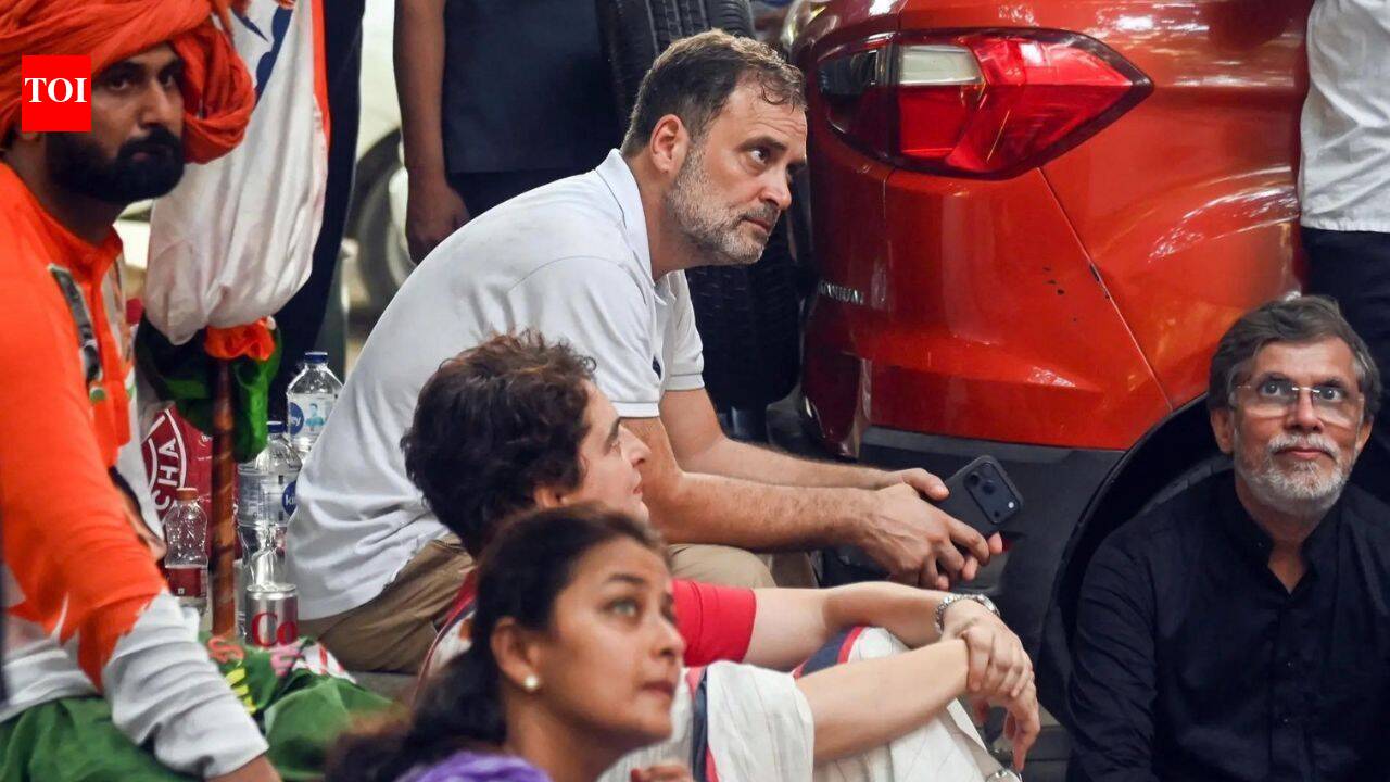 No meeting request received: EC officials as Rahul, Priyanka refuse to leave protest site