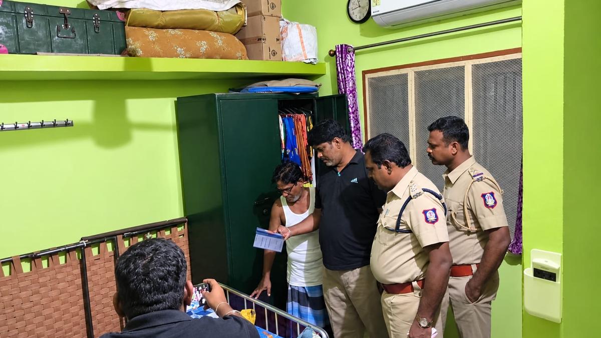 Burglars decamp with 30 sovereigns of gold, ₹5 lakh in Ranipet