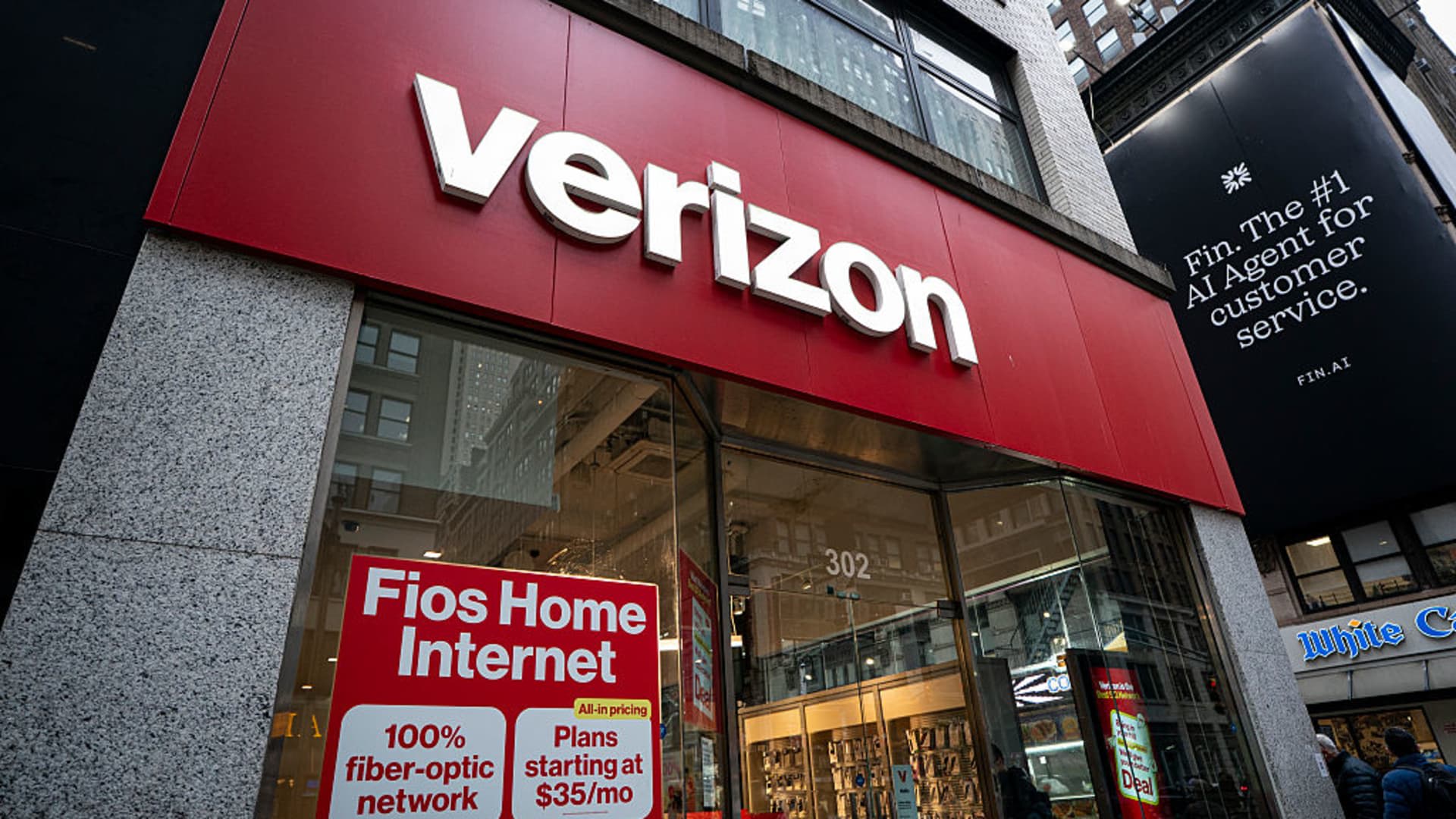 Verizon stock heads for worst day since 2002 as SpaceX U.S. network plans whack telcos