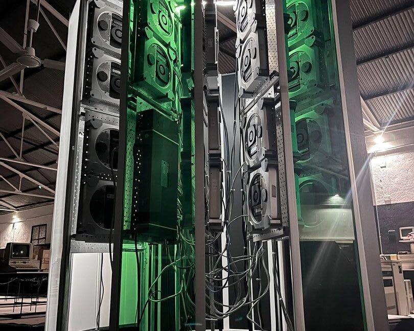 A Cray-1 supercomputer replica from 30 "obsolete" Mac Minis