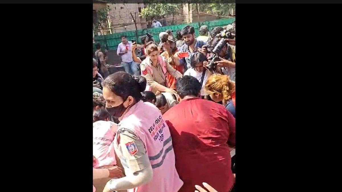 Anti-CEC protest: Aishe Ghosh, other SFI members detained in Delhi ahead of CJP protest