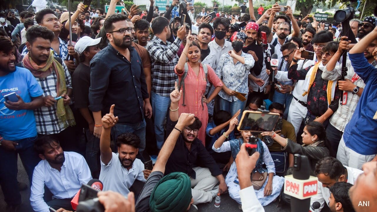 Top Court To Hold Special Hearing Tomorrow On Metro Closure, Protest Detentions