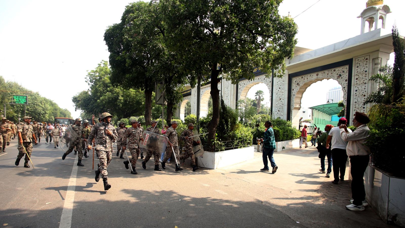 Hundreds take refuge at Bangla Sahib after CJP’s protest call, many detained