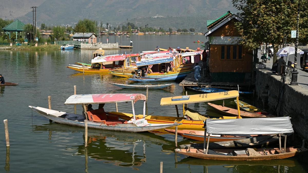 Mehbooba Mufti opposes motorable boulevard on western side of famous Dal Lake
