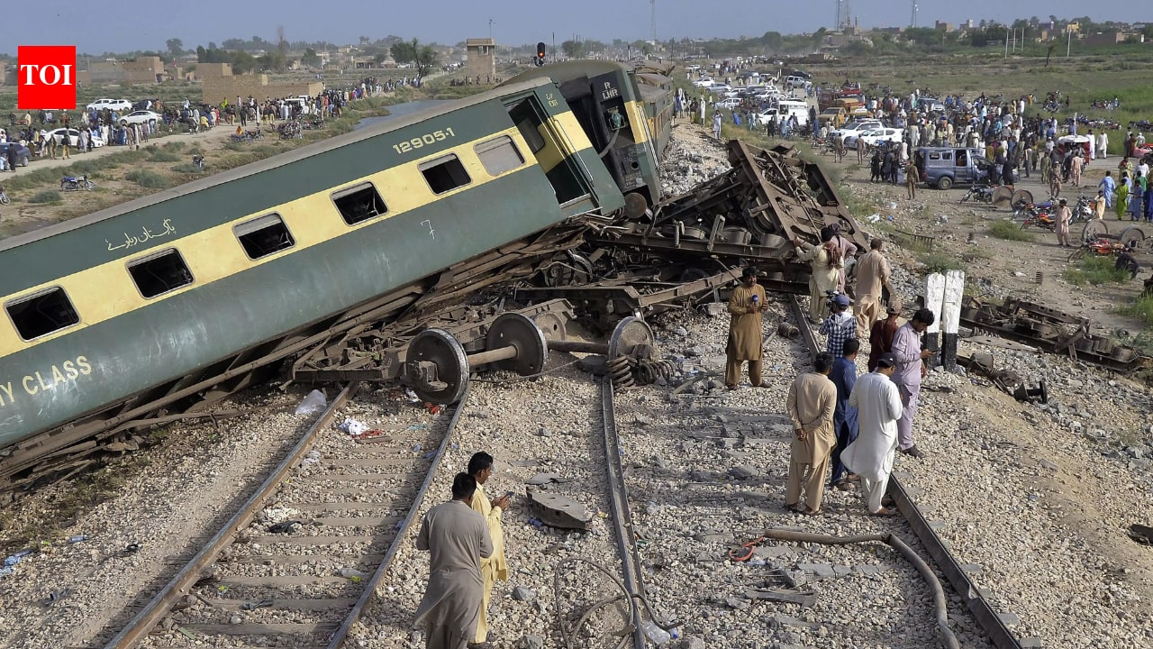 5 killed, several injured as passenger train derails in Pakistan's Punjab