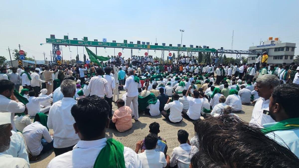 Pune-Bengaluru highway blocked by sugarcane farmers demanding better prices, resignation of Union Minister