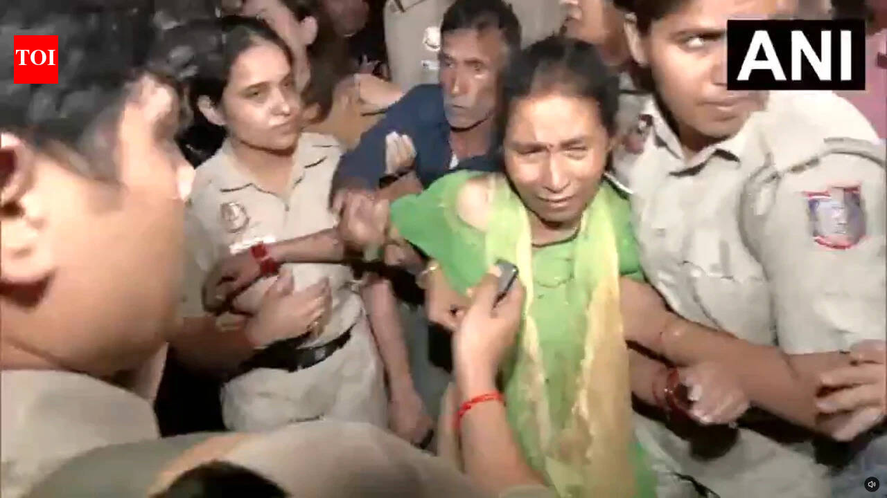 Delhi Police detains Ankita Bhandari's parents, oppn leaders from India Gate