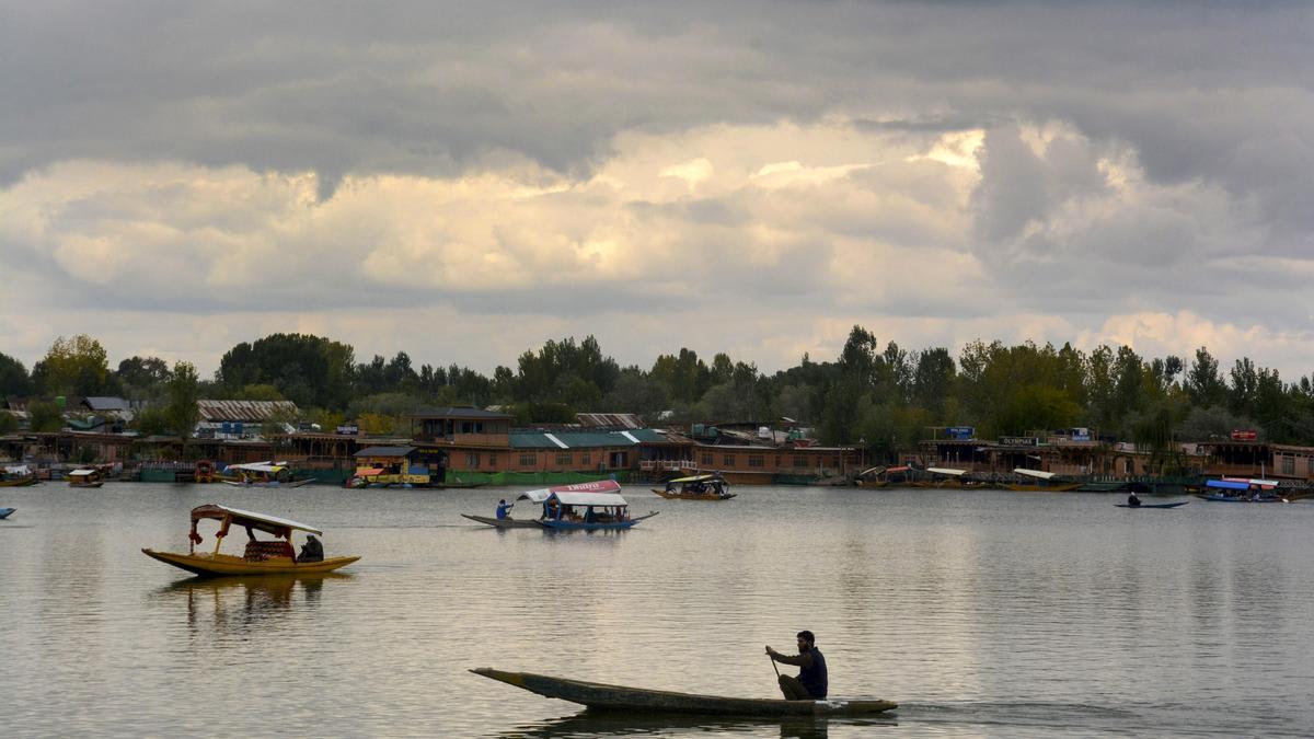 Jammu and Kashmir High Court bars use of shikara motorboats, jet skis on Dal lake in Srinagar