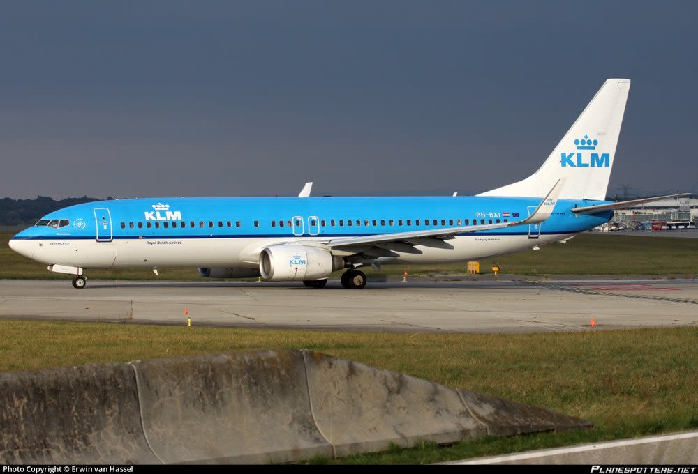 A Boeing 737 taxing to a runway