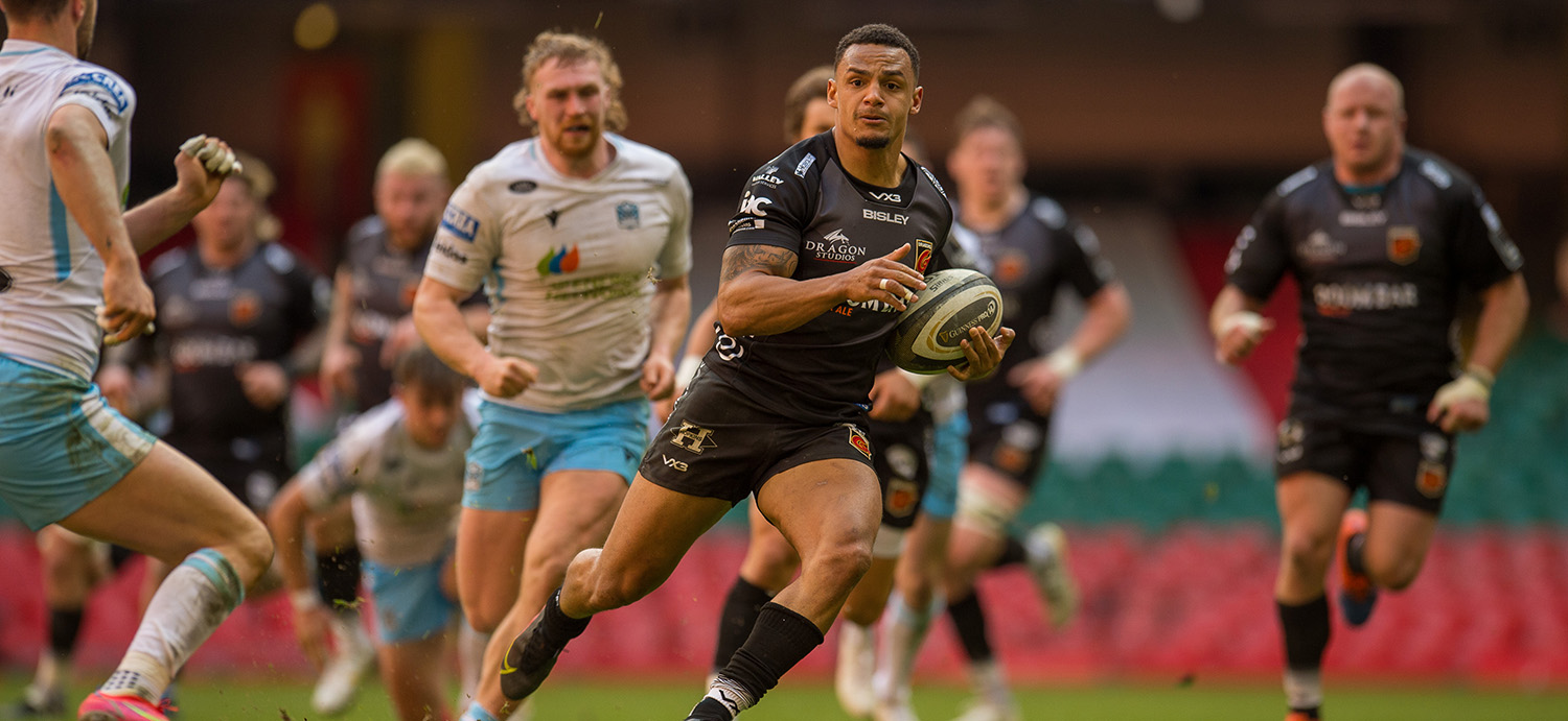 Dragon News : Wing ace Hewitt signs new contract