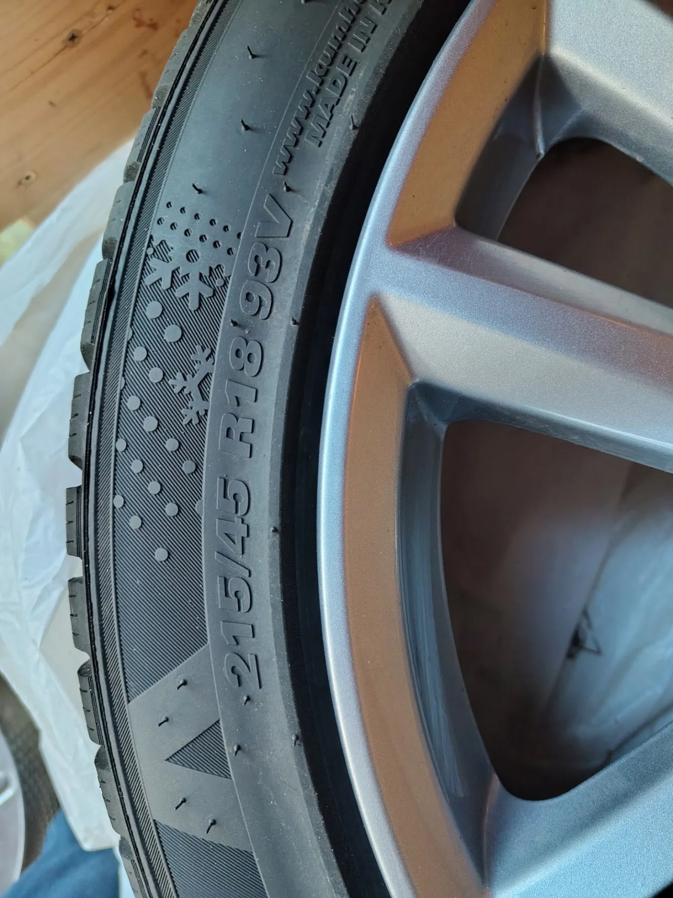 Winterreifen inkl. Felgen 215/45 R18 93V – Foto 3