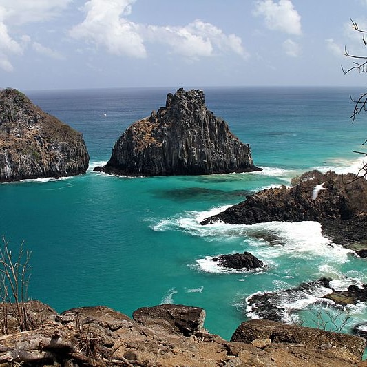 An incredible cove with turquoise waters, featurin