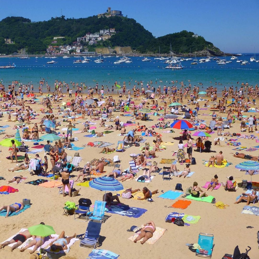 It is a sandy beach and shallow substrate, in whic