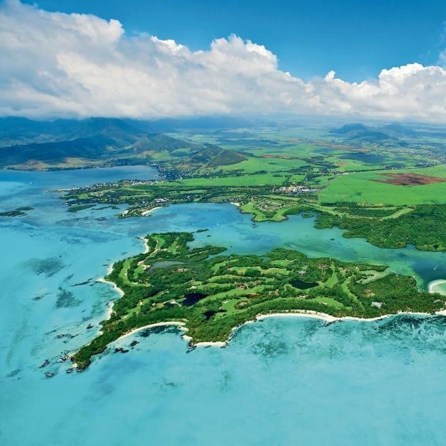 The island of Ile aux Cerfs lies off Trou d’Eau Do