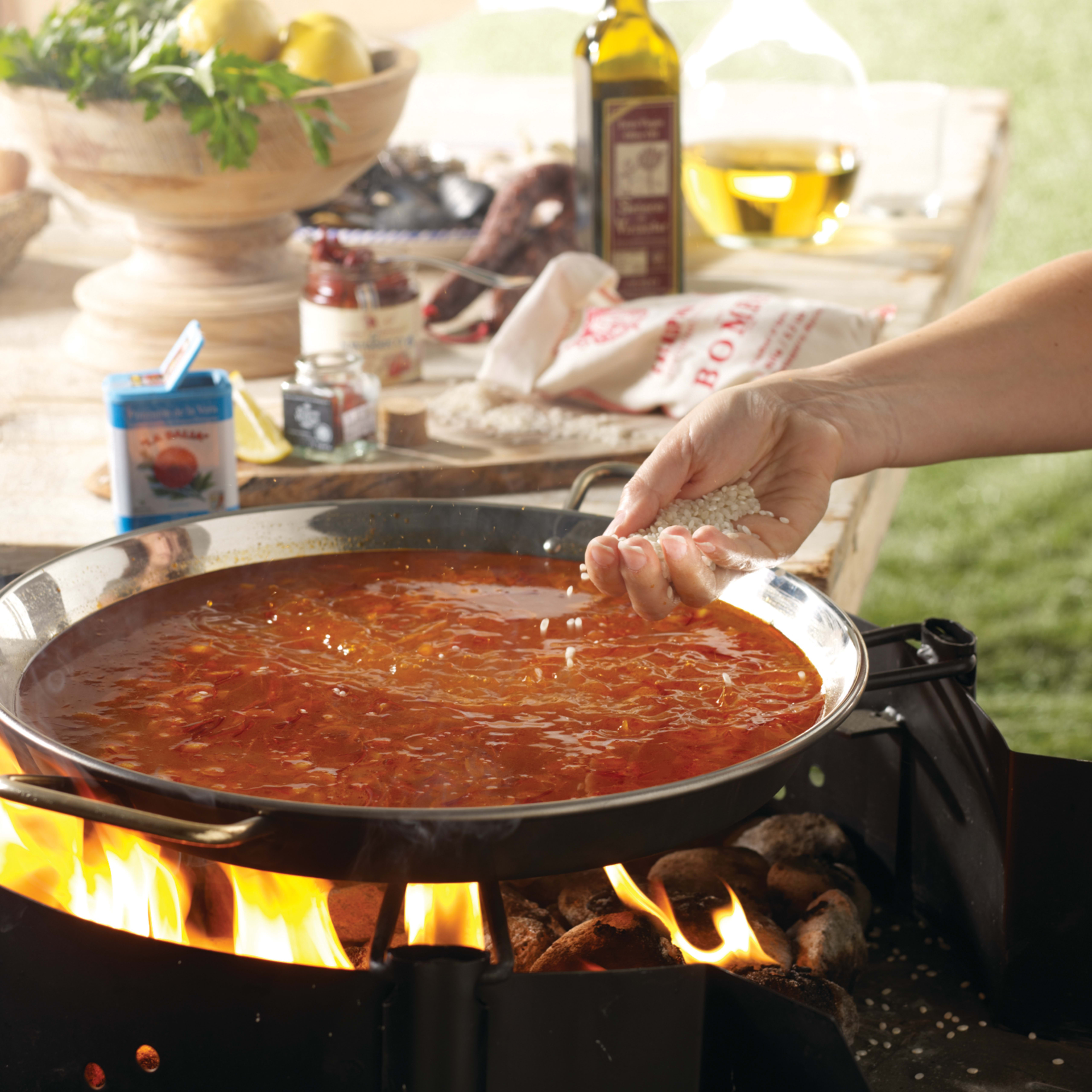 https://res.cloudinary.com/tienda-com/image/upload/f_auto/q_auto/c_fill,w_2560/dpr_2.0/v1/learn-about-spain/product-stories-paella-pan