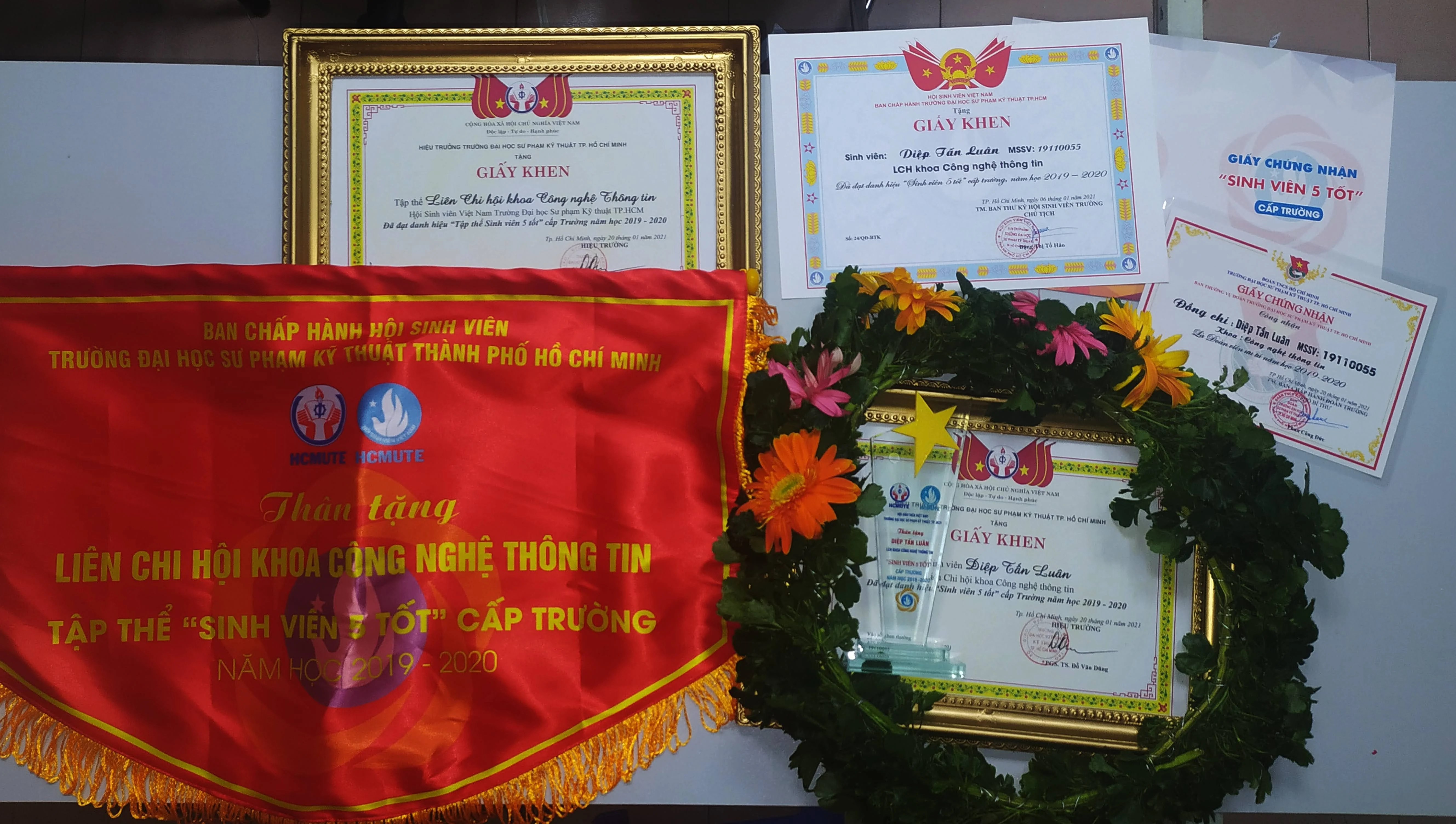 Các phần thưởng Sinh viên 5 tốt