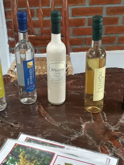 mesa con vinos