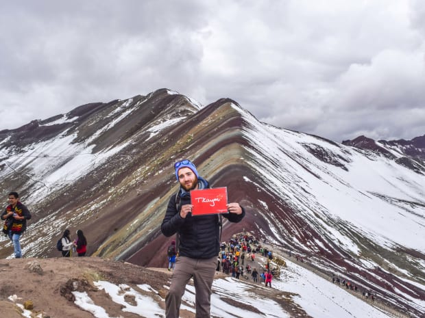 Turista en la montaña de 7 colores