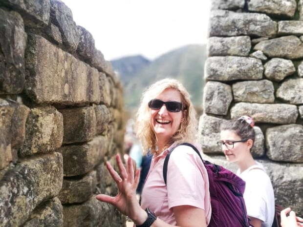 Machu picchu turista feliz