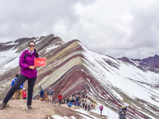 Turista en la montaña de 7 colores