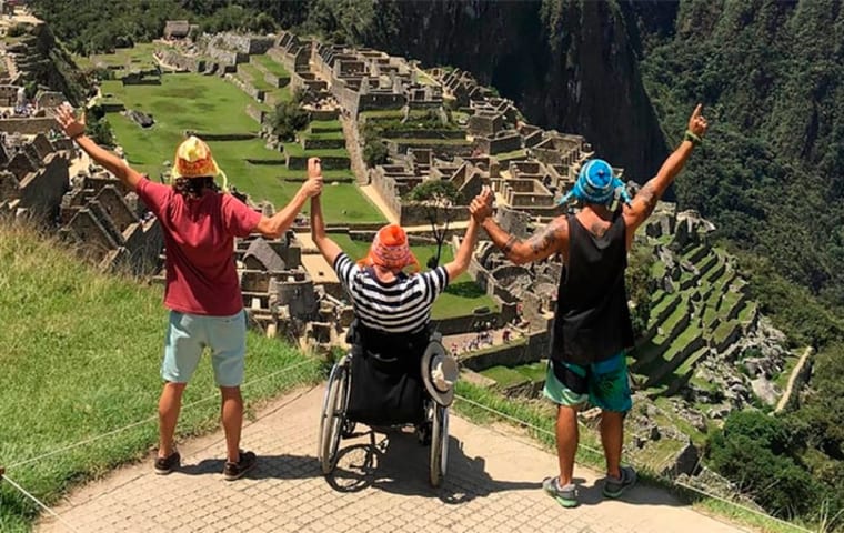 Cargaron 6 horas a su amigo para que conozca Machu Picchu