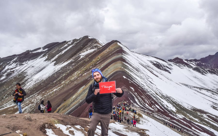 Turista en la montaña de 7 colores