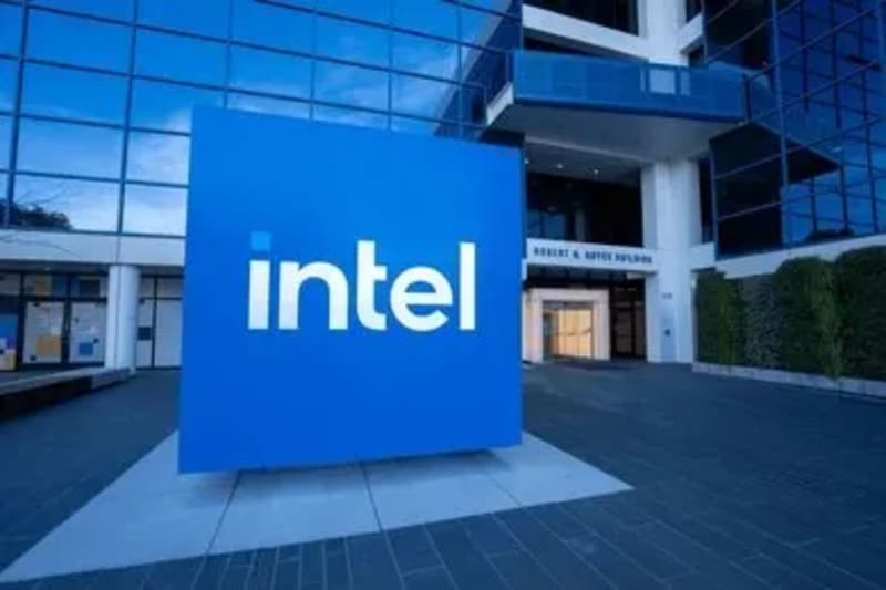 No Moat, No Problem? The Risky Case for Intel Stock Today