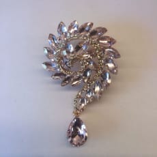 Broche, bijouteri, Priser fra : 35kr til 195kr alle bliver sendt i lukkede små plastikposer forse. Broche, bijouteri, Priser fra : 35kr til 195kr alle bliver sendt i lukkede små plastikposer forse.