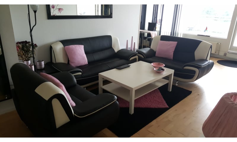 Køb hvid sofa. sort/hvid sofasæt. spisebord i s... tilsalg.dk Hvid spisebord og stole til salg