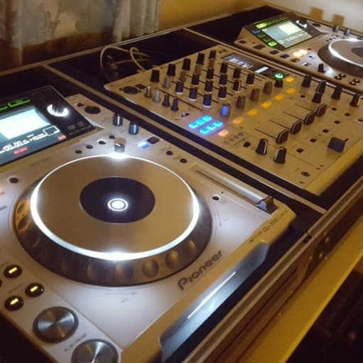 2 x Pioneer CDJ2000 og DJM900 i hvid !!