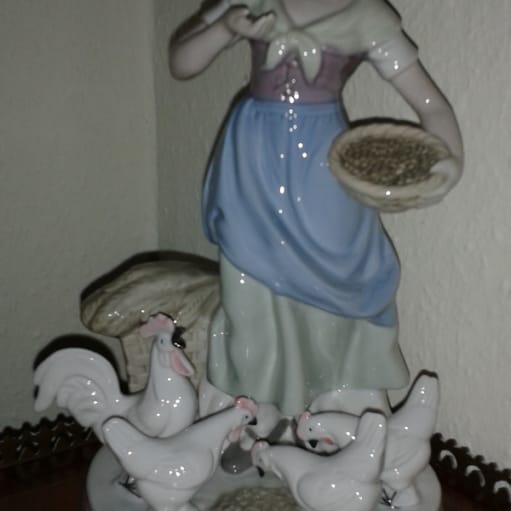 Porcelæns figur "Pigen med høns"