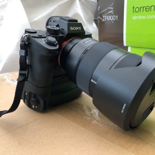 Sony Alpha A7R III med FE 24-70mm f / 2.8 SSM G og Sony VG-C3EM