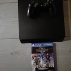 PlayStation 4 slim + konsoller + 2spil