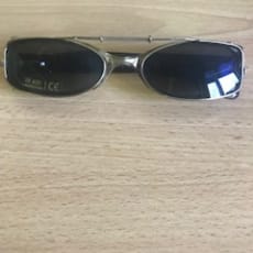 Solbrille clip-on med fjederstrammer. Brilleglas 3 x 5,5 cm. UV 400 beskyttelse.