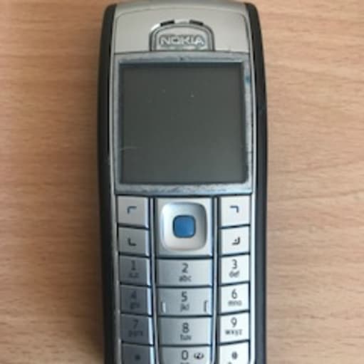 Nokia mini mobil uden lader og uden garanti.