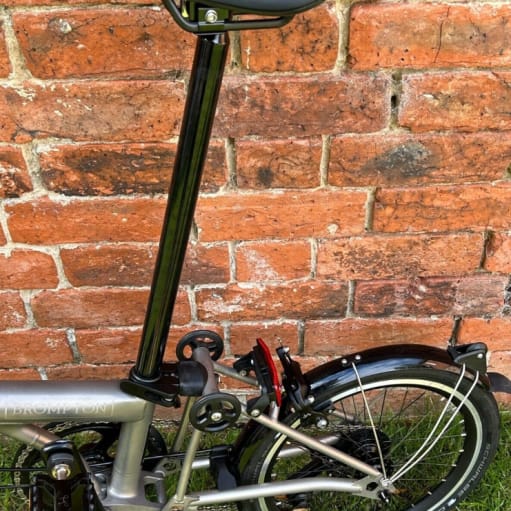 2022 Brompton T-Line Urban. Fuld titanium foldecykel