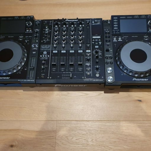 2x Pioneer CDJ-2000 Nexus + 1x Pioneer DJM 900 Nexus