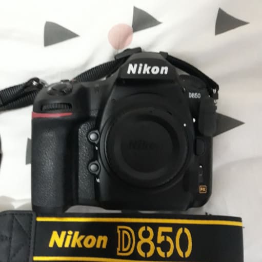 Nikon D850 kamera med objektiver og tilbehør