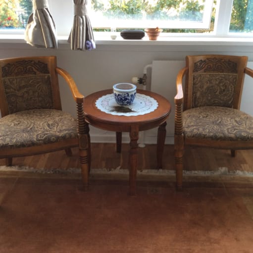 Bord og to stole i rokokko stil