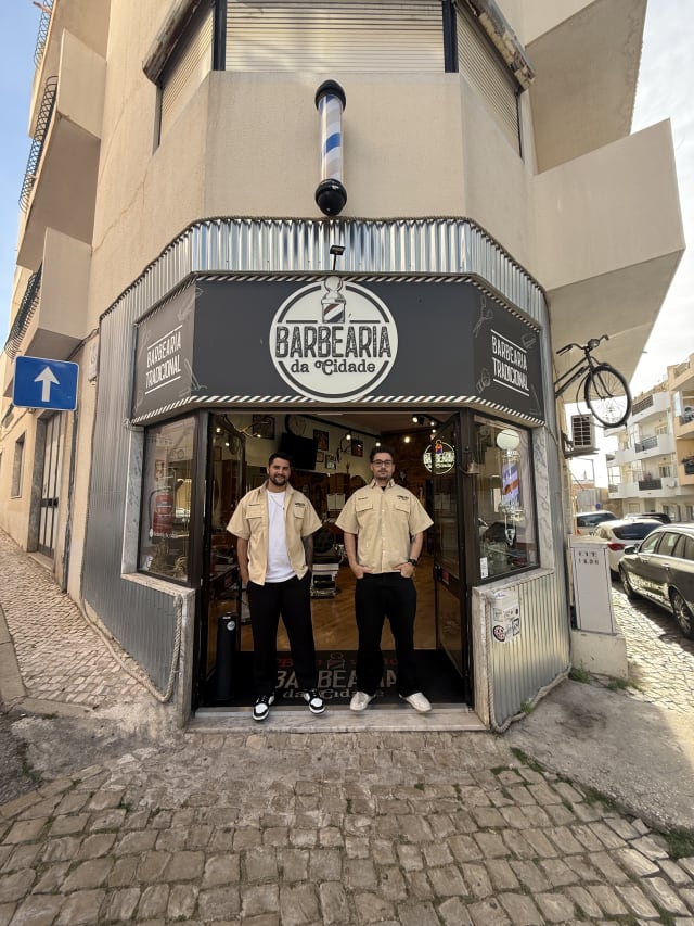 25 de ABRIL & Barbearia da Cidade