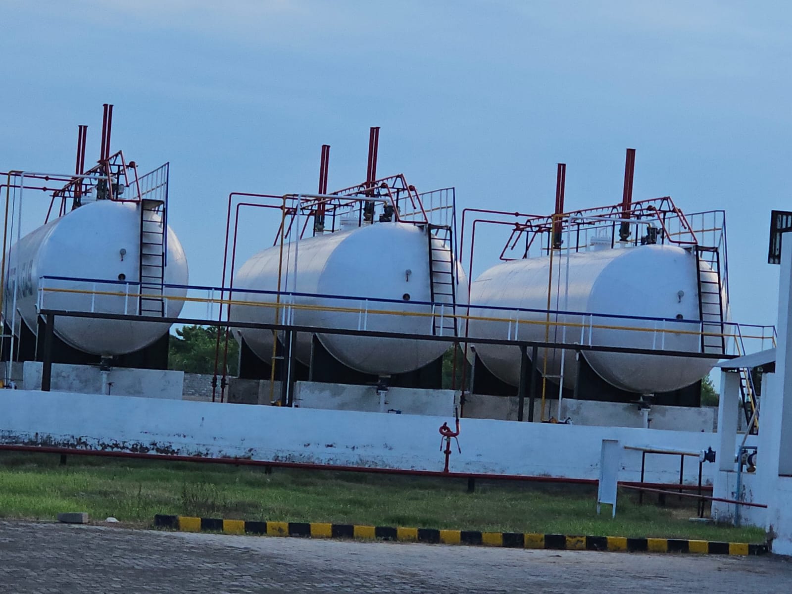 Gas plant mechanical piping installation and commissioning on site